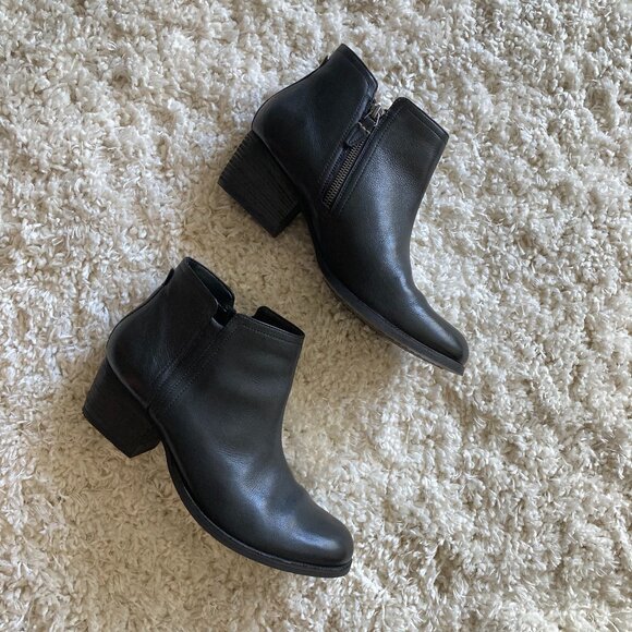 Clark's Black Booties Size 10 Leather Side Zip Small Heel Boots - Picture 1 of 4